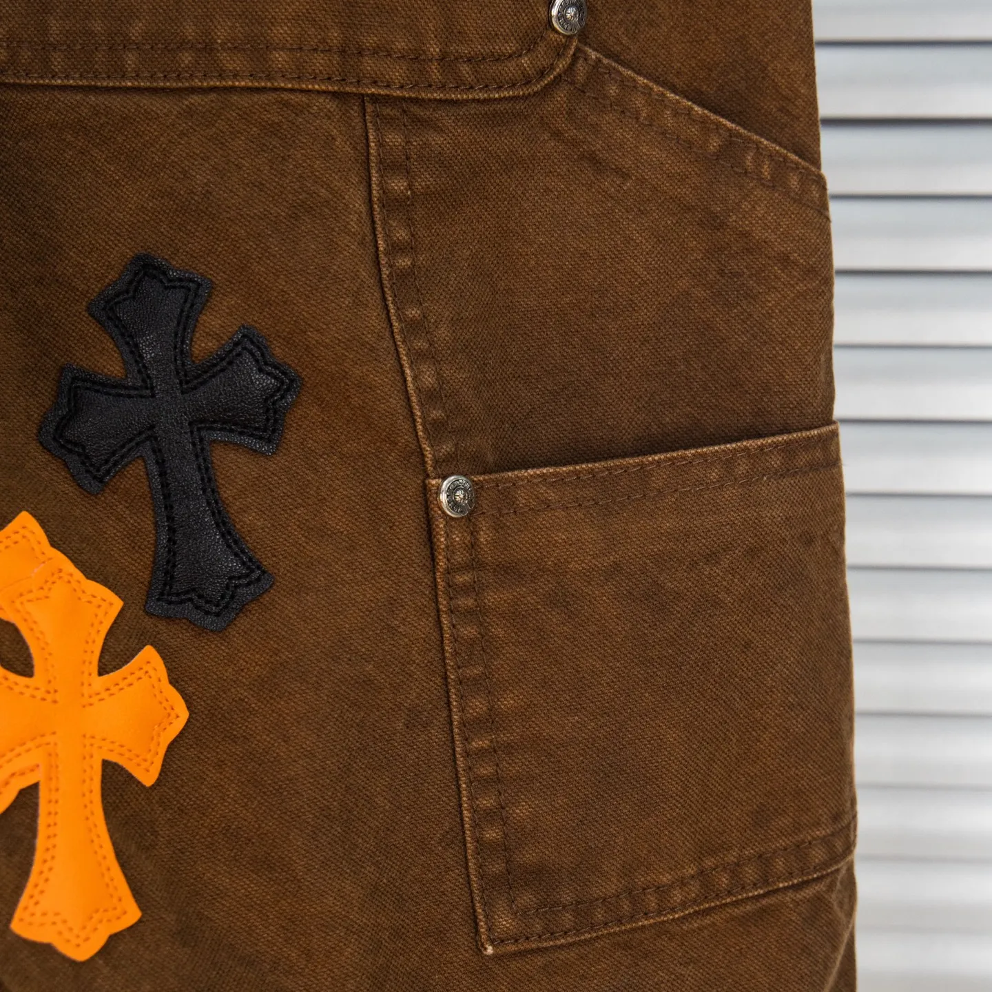 P290 Chrome Hearts Chrome Hearts Brown Logging Orange Multi-leather Jeans Multi-leather standard workwear jeans and jeans need to be washed and then disassembled and hand-stitched with sheepskin cross leather and then spliced to complete. The whole process is too complicated to describe. About Chrome Hearts This is an extremely luxurious fashion brand that can also be called the nobility of the high street. It has always been an exclusive brand for some hipsters or the second generation of rich people. Compared with ordinary high streets, it is more luxurious and noble. Compared with luxury brands, it is more fashionable and individual. It has always been a brand that I have a special liking for. Style number: 1787# Color: Brown Size: 28 30 32 34 36